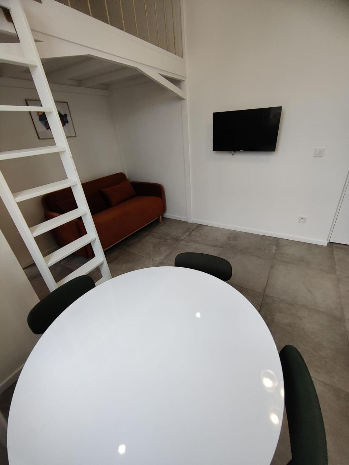 Loft Chic Avec Mezzanine Contemporaine Apartment Venissieux Exterior photo